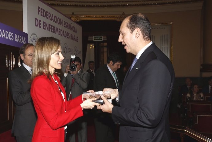 Doña Leticia entrega el premio al consejero Luis Alfonso Hernández Carrón