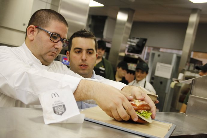 Dani García con la hamburguesa Mc Extrem creada para McDonald's michelin chef