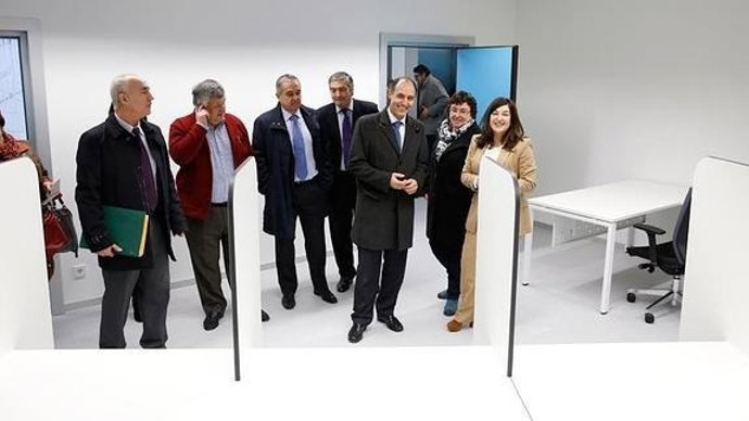 Visita de las autoridades al nuevo centro de salud Bezana