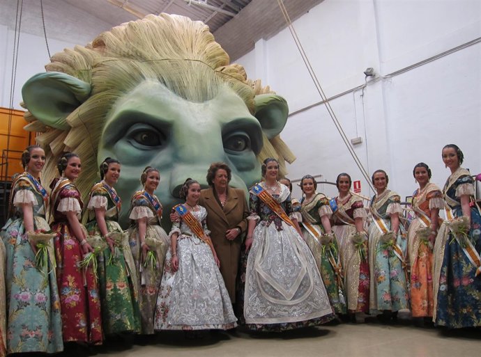 Barberá junto a las Falleras Mayores y sus cortes ante la falla municipal