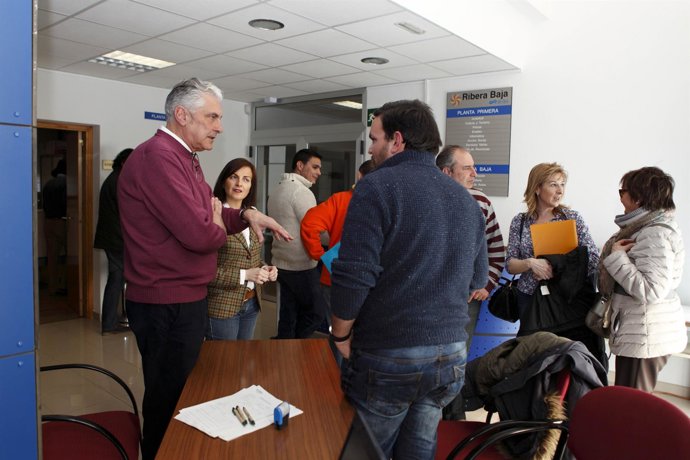 Suárez, en su visita a la oficina situada en Quinto