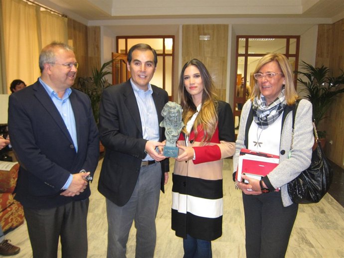 India Martínez visita el Ayuntamiento con su Goya junto a Nieto