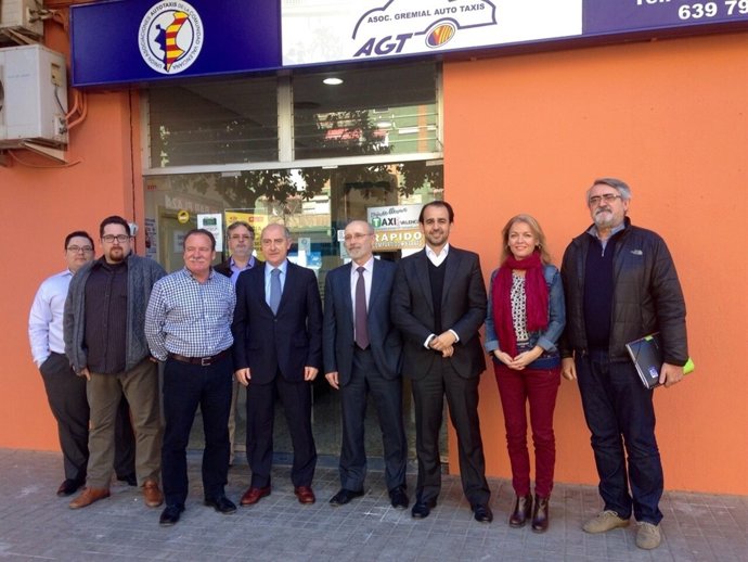 Dirigentes del PP con miembros de la Asociación Gremial del Taxi
