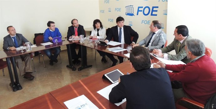 Gabriel Cruz, con los empresarios del sector turístico. 