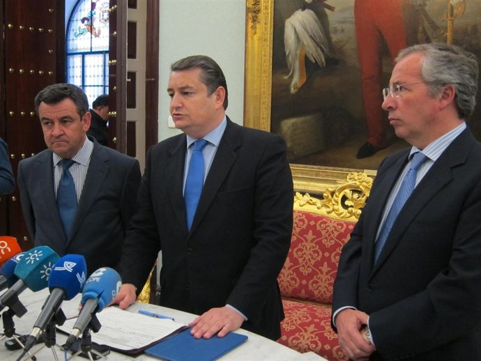 Sanz en declaraciones a medios flanqueado por Loaiza (izq.) y De Torre (dcha.)