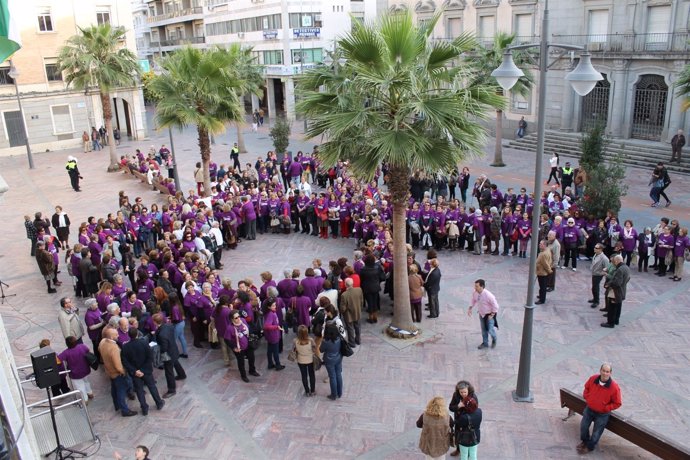 Lazo humano formado tras la marcha por la Mujer en Huelva capital. 