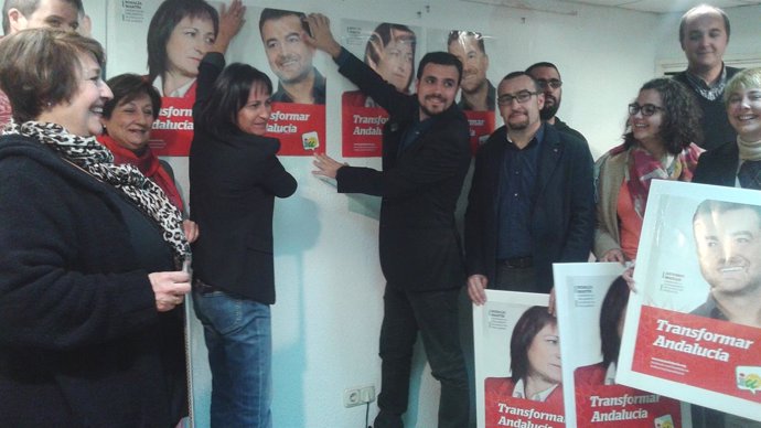Garzón y Martín junto al cartel del candidato, Antonio Maíllo, en Almería