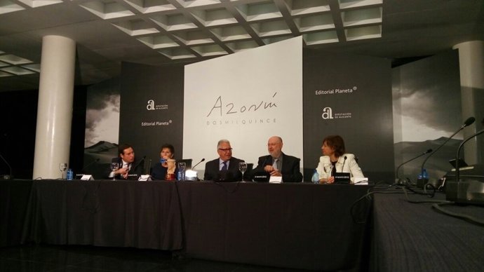 Fernando Delgado en el centro de la mesa durante la rueda de prensa