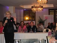 Díez dice a Hernando que en la cárcel "está de moda el rojo y el azul" y la marea magenta "está con los ciudadanos"