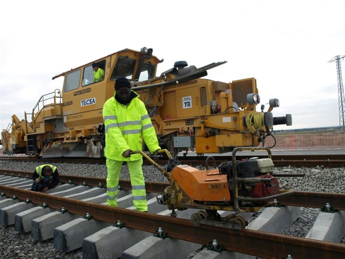 Un operario revisa las vías del tren