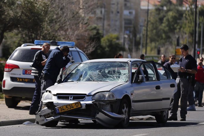 Un palestino embiste a judíos con un vehículo en Jerusalén