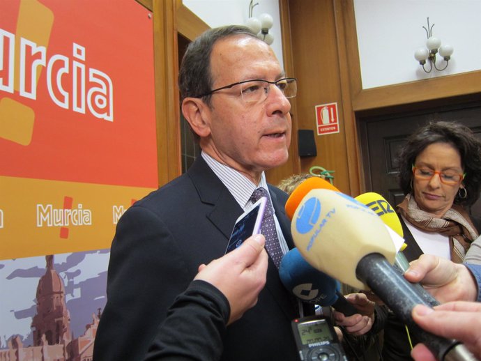 El alcalde de Murcia, Miguel Ángel Cámara, atiende a los medios