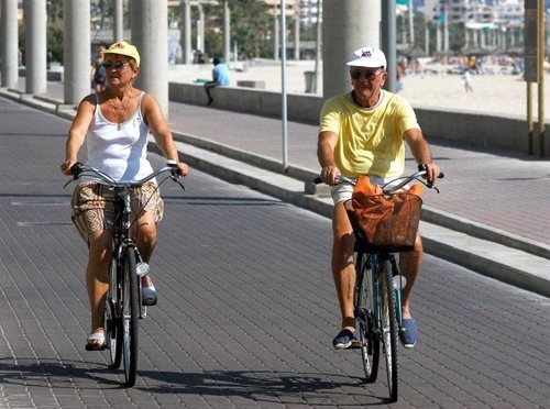 Turistas senior en bici