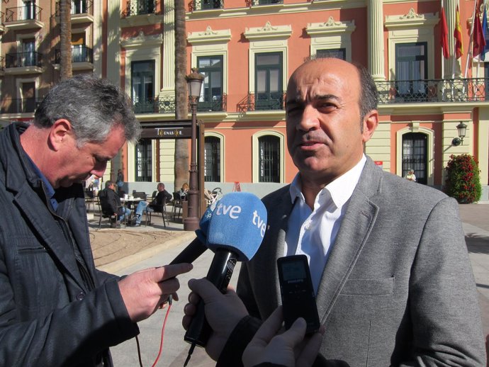 El portavoz del PSOE en Murcia, Pedro López, atiende a los medios