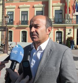 Pedro López en la puerta del Ayuntamiento de Murcia