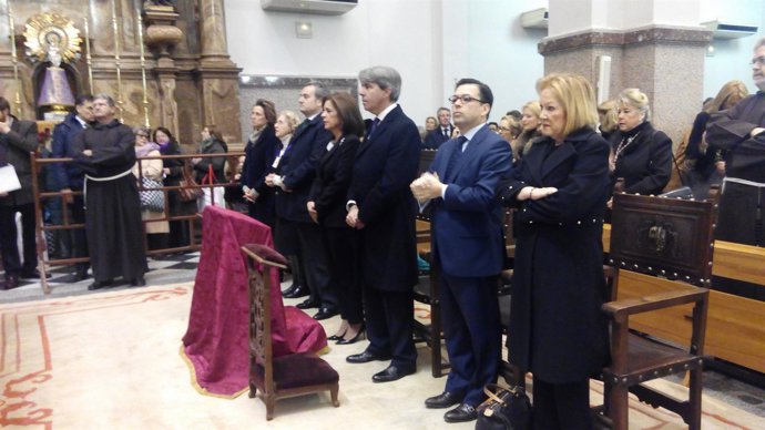 La alcaldesa de Madrid en la misa del besapiés al Cristo de Medinaceli