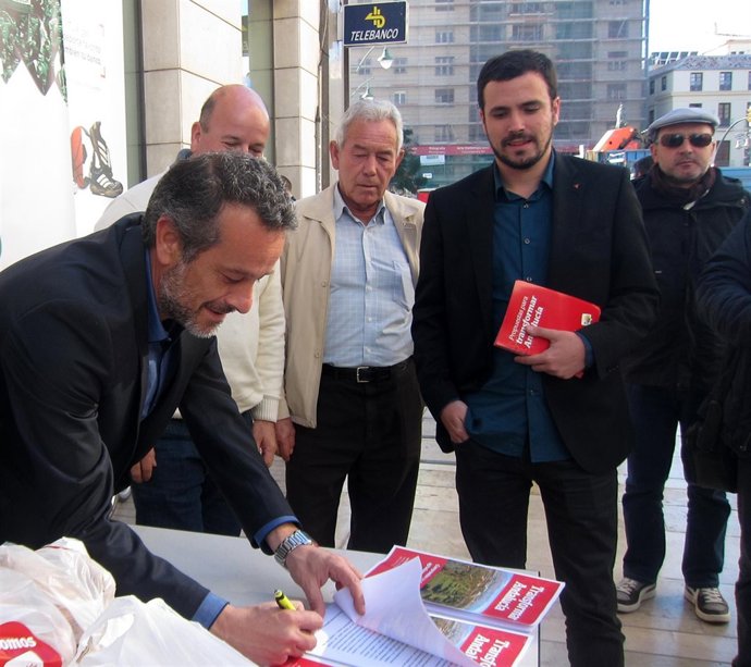 Alberto Garzón y José Antonio Castro en un acto en Málaga