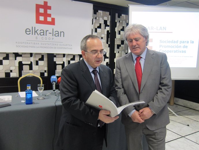 Javier Sanz y Agustín Mendiola, de Elkar-Lan