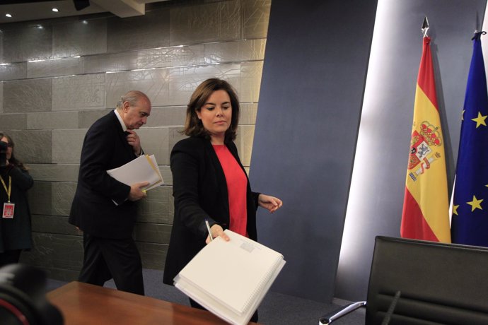 Soraya Santamaría y Jorge Fernández Díaz tras el Consejo de Ministros