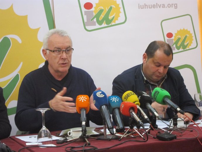 El coordinador general de IU, Cayo Lara, en rueda de prensa en Huelva. 