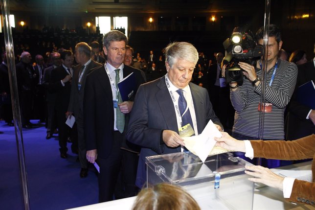 Arturo Fernández votando.