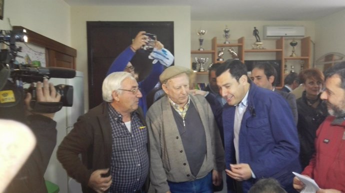 Juanma Moreno en una visita electoral