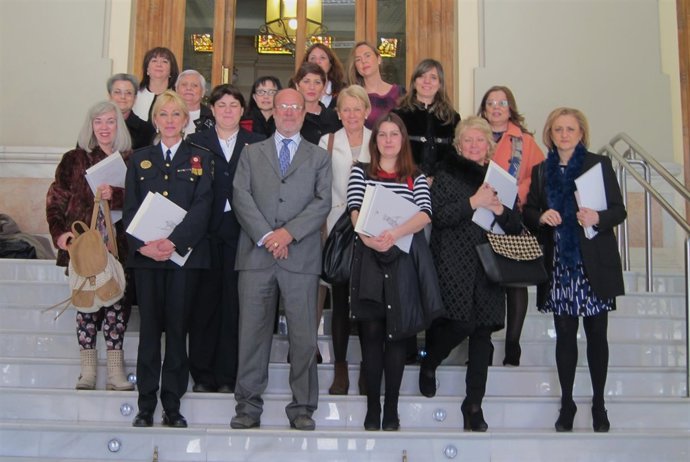 Javier León de la Riva con algunas de las mujeres protagonistas de la campaña
