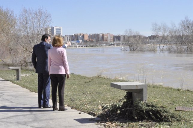 Rajoy observa los daños de la crecida de Ebro en la ciudad de Zaragoza, con Rudi