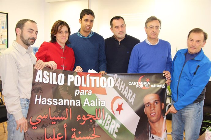 La alcaldesa y los concejales con el joven saharaui