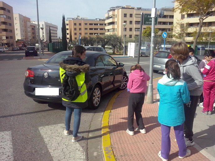 Niños poniendo las multas simbólicas en Mairena