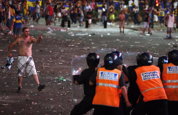 Hincha de Boca Juniors se enfrenta a la Policía barras bravas