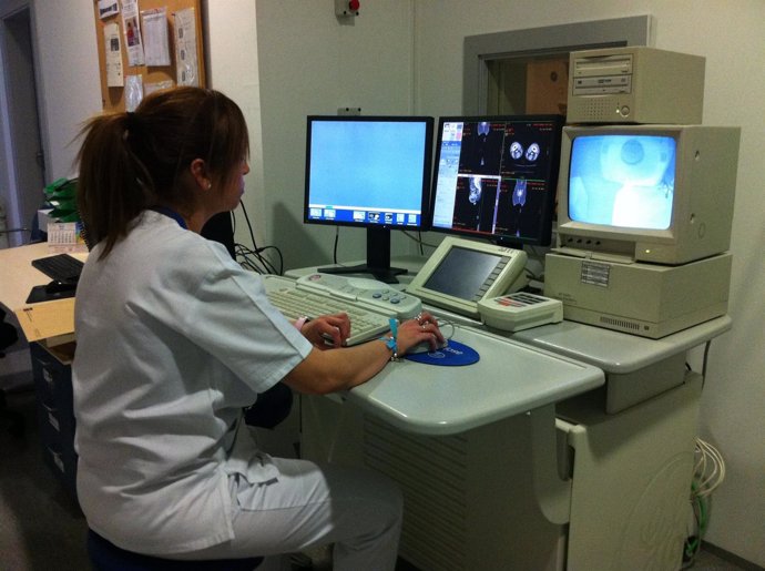 Una profesional sanitaria trabaja con radiofrafías digitalizadas