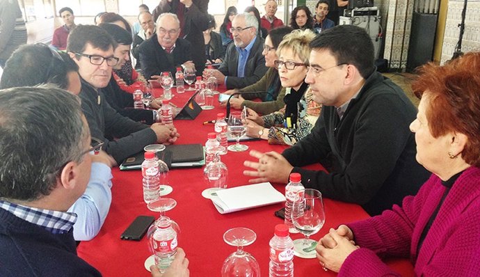 Mario Jiménez, con regantes del Andévalo. 