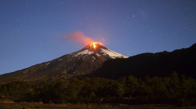 Lava y cenizas del volcán Villarica en Chile