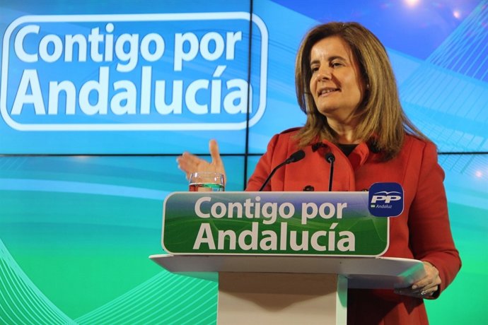 La ministra de Empleo, Fátima Báñez, en La Palma del Condado. 