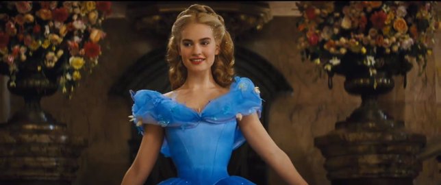 La actriz Lily James en un fotograma de la película