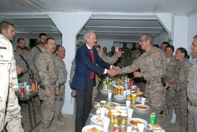 Morenés visita el contingente español en Irak