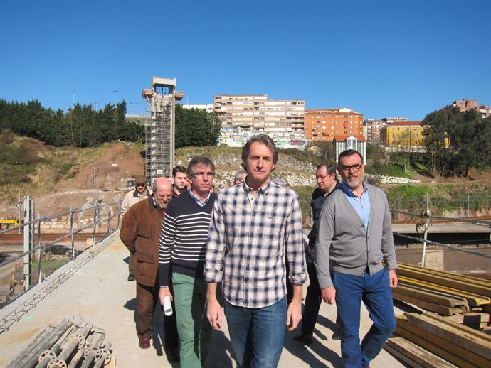 El alcalde visita las obras de la pasarela sobre las vías del tren 