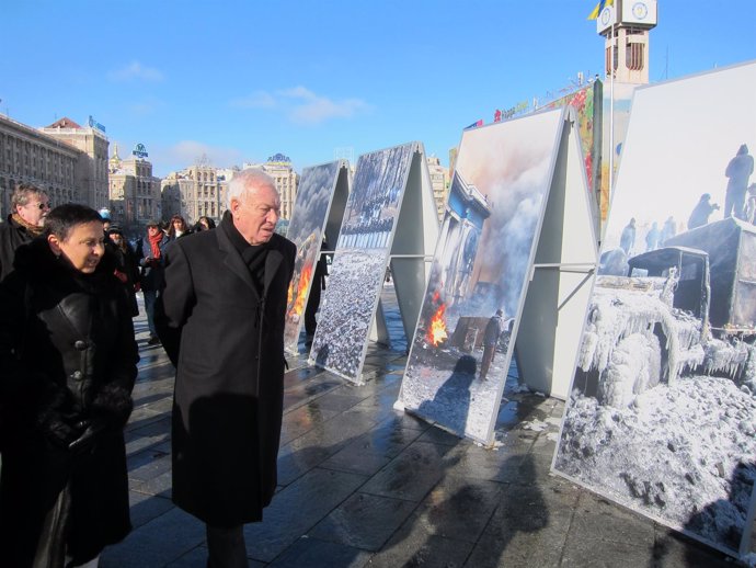 El ministro García-Margallo visita la Plaza del maidán en Kiev