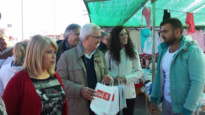 Jiménez Barrios en el mercadillo