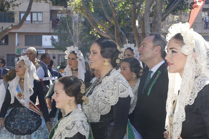 Fabra asiste a la primera mascletà de la Magdalena.