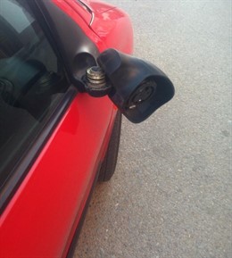 Espejos rotos en un acto vandálico