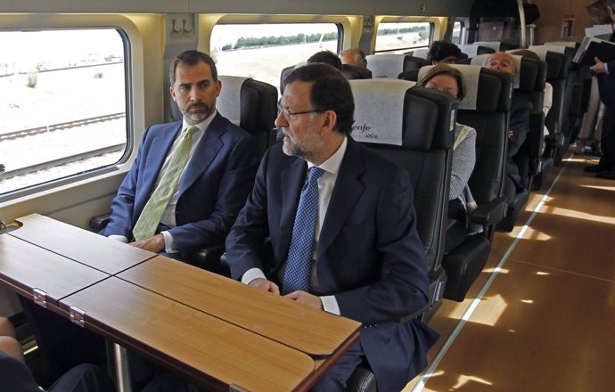 El Príncipe y Rajoy en el viaje inaugural del AVE a Alicante