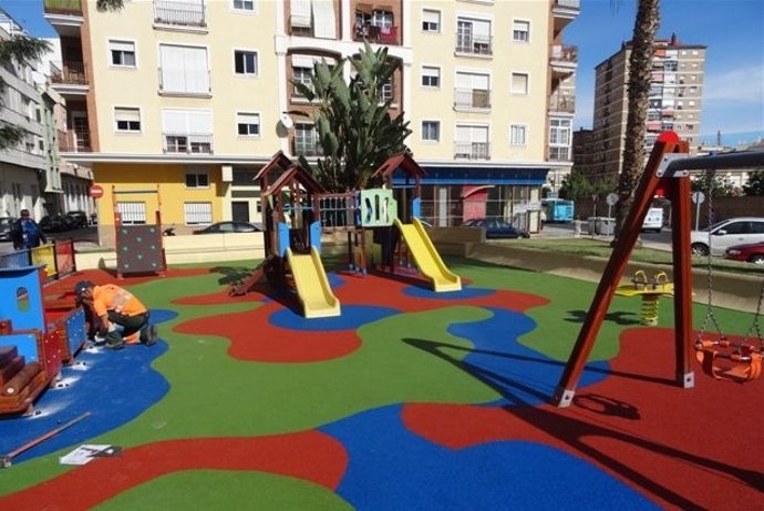 Parque infantil Málaga niños diversión tobogán columpios juego infantil