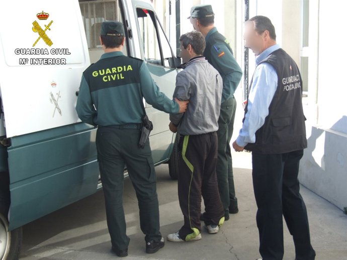 El detenido con los agentes