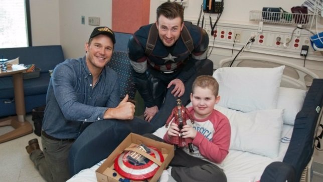 Capitán América (Chris Evans y Chris Pratt visitan el hospital de Seattle