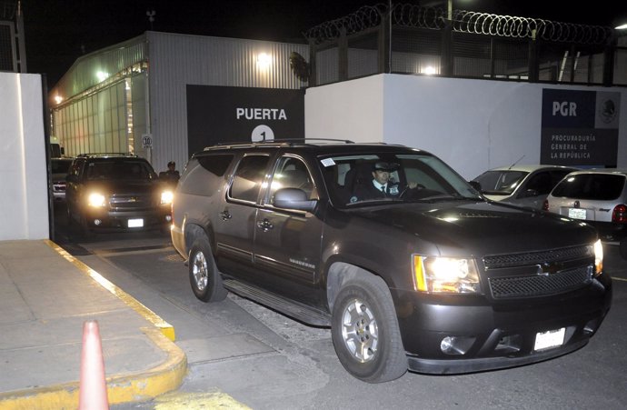 Convoy of federal police transporting Mexican gambling tycoon Hank Rhon and his 