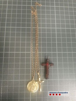 Detienen a una pareja por robar joyas a hombres mediante el falso abrazo