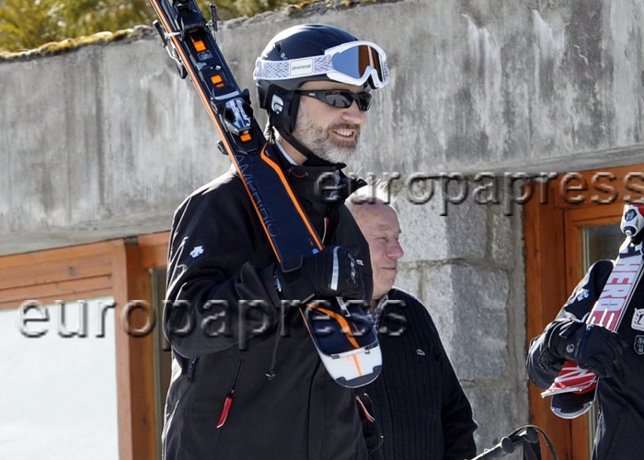 El Rey Felipe disfruta del esquí sin sus hijas ni letizia