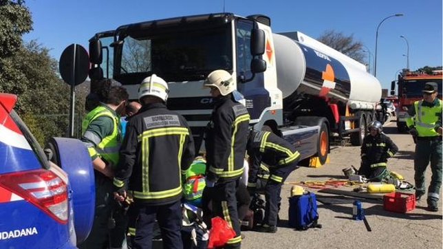 Intervención de Bomberos y SUMMA en el accidente